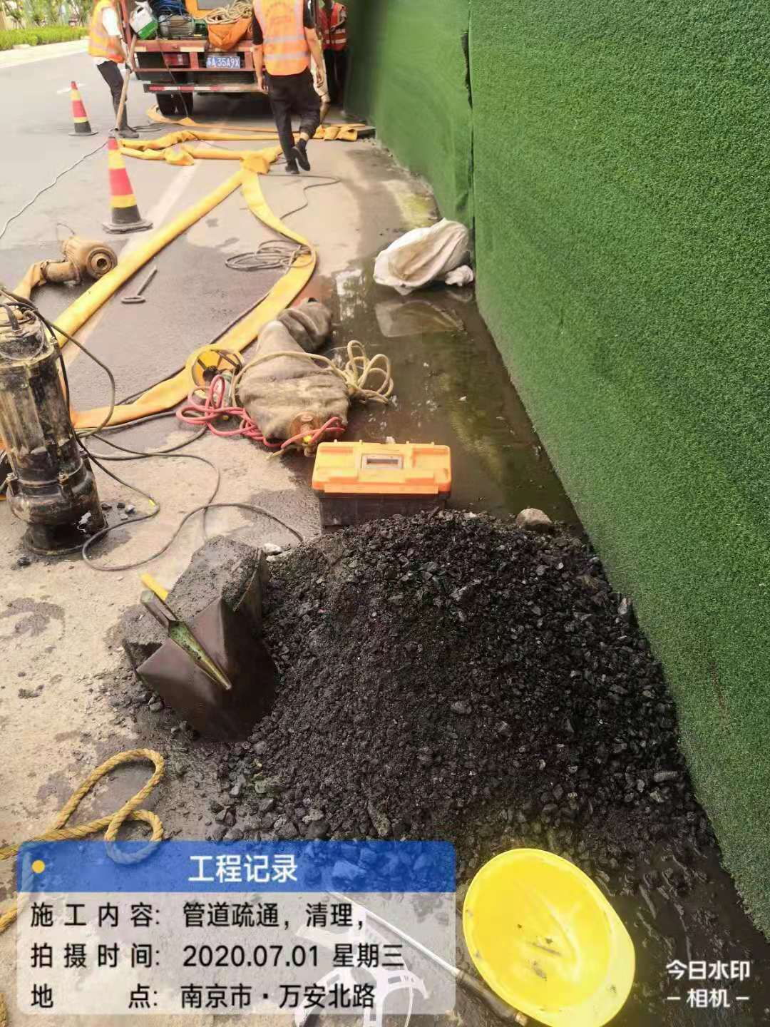 江寧區(qū)萬(wàn)安北路市政管道清淤施工現(xiàn)場(chǎng)